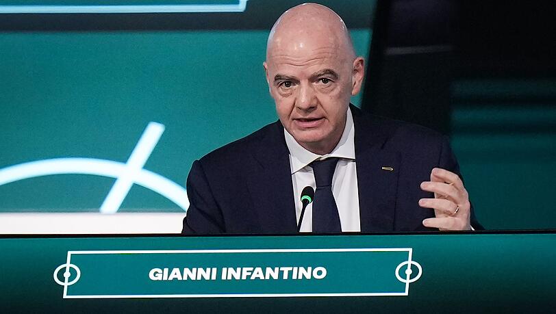 FIFA-Chef Infantino lenkt im großen Machtkampf beim Fußball-Weltverband ein. FIFA-Chef Infantino lenkt im großen Machtkampf beim Fußball-Weltverband ein.