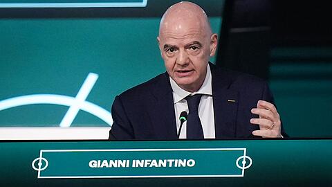 FIFA-Chef Infantino lenkt im gro&szlig;en Machtkampf beim Fu&szlig;ball-Weltverband ein.