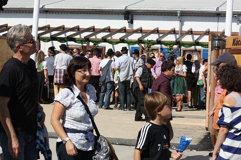 13:50 Uhr: Die Sonne strahlt über der Wiesn. Wer einen Sitzplatz im Biergarten ergattert hat, ist nun selig.