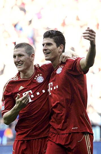 15. Oktober, 15.35, Mario Gomez: Und immer wieder der Starstürmer - auch gegen Hertha BSC glückt ihm das frühe 1:0.