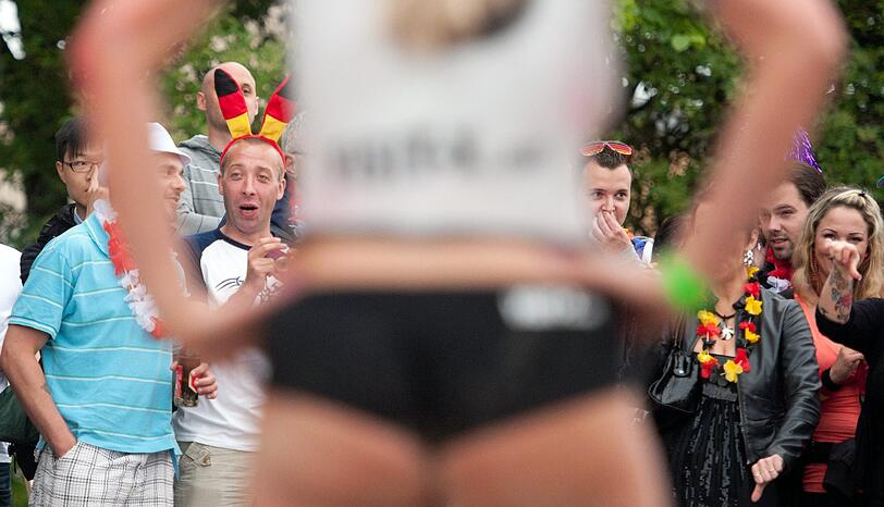 Ein heißes Duell: Deutschland gegen Dänemark. Scharfen Fußball zeigen die Pornostars beim "Sexy Soccer 2012".