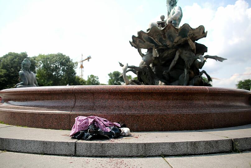 Am Roten Rathaus in Berlin ist ein Mann ums Leben gekommen. Er hatte zuvor einen Polizisten mit einem Messer bedroht und sich selbst verletzt.