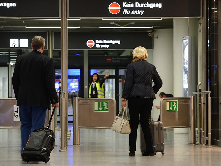 Flugreisende werden an einer geschlossenen Sicherheitskontrolle weggeschickt.