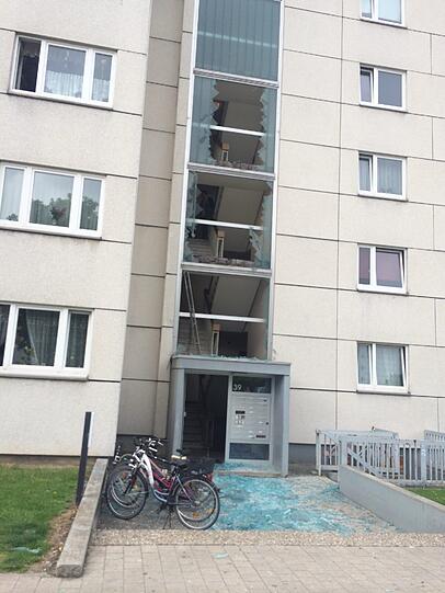Sekunden nach der Explosion: Die zerstörten Fenster des Hauses - vor der Tür: ein Meer aus Scherben.