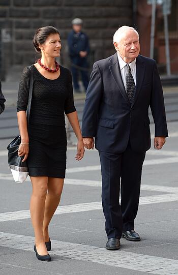Oskar Lafontaine (71) und Sahra Wagenknecht (45) haben sich im Dezember 2014 das Ja-Wort gegeben. 26 Jahre liegen zwischen den Politikern