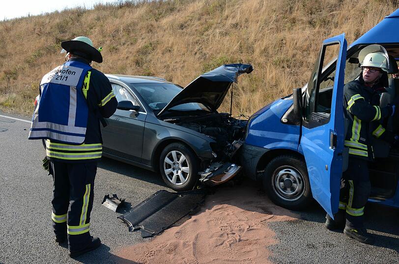 Vier Autos waren in den Unfall verwickelt. Die Bilder!