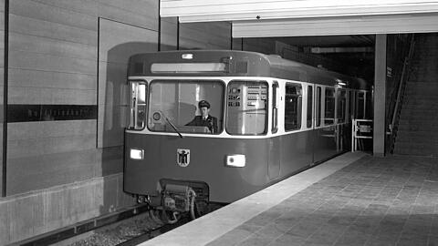 Hereingefahren! Der neue U-Bahnzug wird 1967 vorgestellt im neuen U-Bahnhof Nordfriedhof (später Alte Heide).