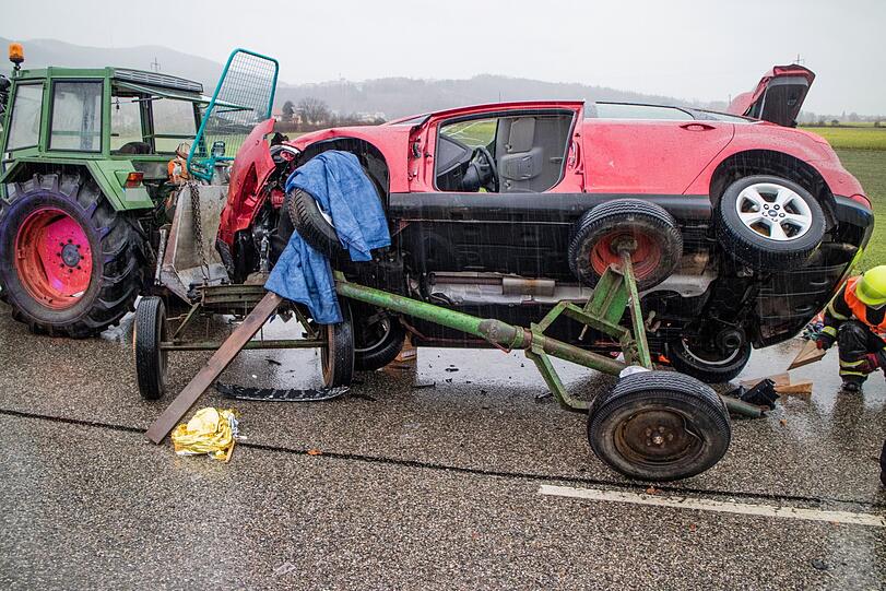 Der Ford krachte von hinten in einen einbiegenden Traktor, es wurden zwei Menschen verletzt.