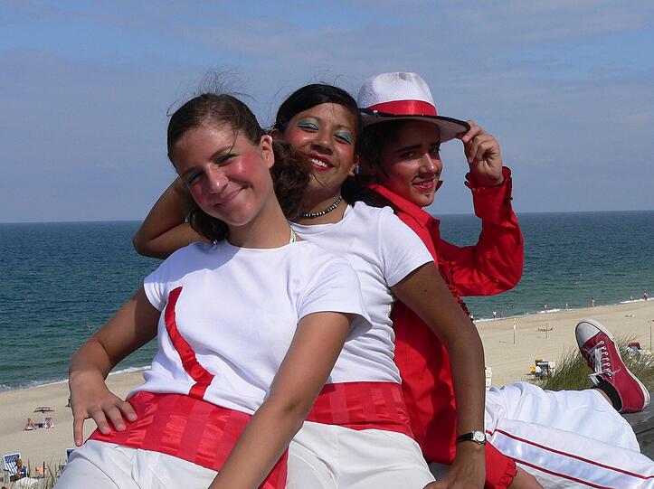 Inselcircus auf Sylt: Wenn die jungen Artisten nicht in der Manege Proben geht es zur Abwechslung an den Strand.