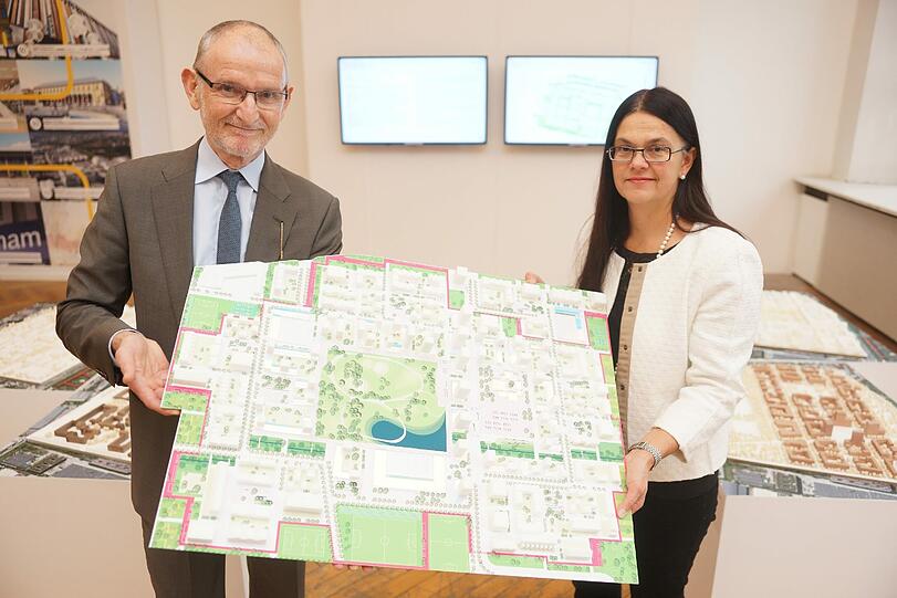 Stadtbaurätin Elisabeth Merk und Kommunalreferent Axel Markwardt zeigen eines der Modelle.