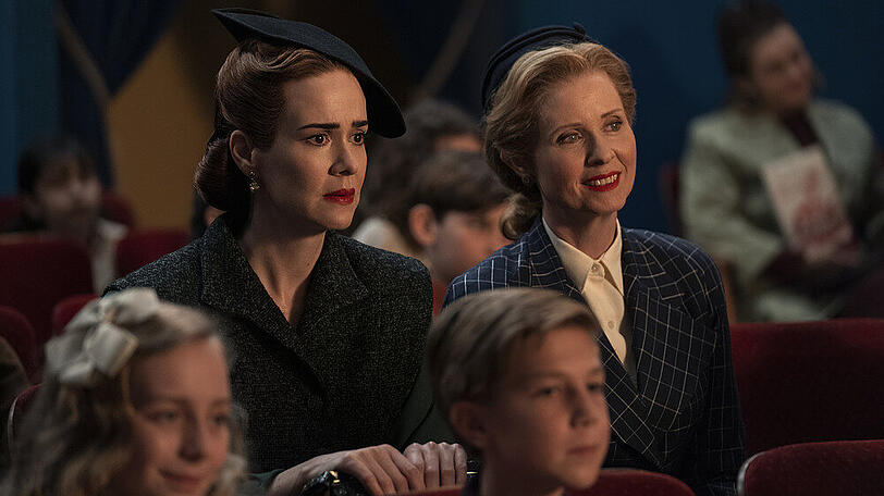 Sarah Paulson (l.) und Cynthia Nixon in "Ratched".