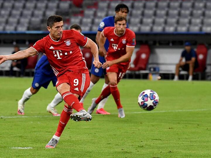Münchens Robert Lewandowski erzielt den Treffer zum 1:0 per Elfmeter.