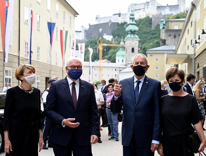 Bundespräsidenten-Treff: Frank-Walter Steinmeier (2. v. l.) mit Frau Elke Büdenbender und Alexander Van der Bellen mit Doris Schmidauer.