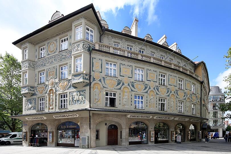 Wunderbare Fassade, herrlich blauer Himmel: das frisch sanierte Ruffinihaus mit seiner kleinteiligen Einzelhandelsstruktur.