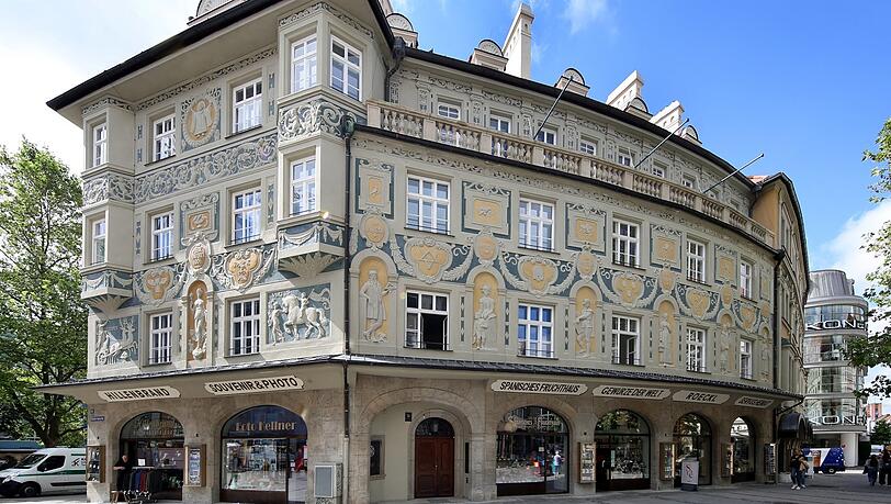 Wunderbare Fassade, herrlich blauer Himmel: das frisch sanierte Ruffinihaus mit seiner kleinteiligen Einzelhandelsstruktur. Wunderbare Fassade, herrlich blauer Himmel: das frisch sanierte Ruffinihaus mit seiner kleinteiligen Einzelhandelsstruktur.
