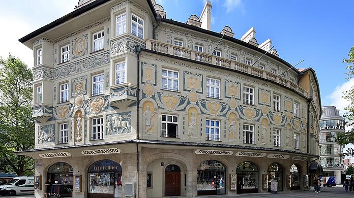 Wunderbare Fassade, herrlich blauer Himmel: das frisch sanierte Ruffinihaus mit seiner kleinteiligen Einzelhandelsstruktur.