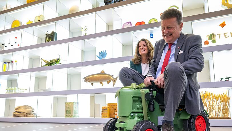 Wolfang Heckl, Generaldirektor des Deutschen Museum, sitzt während der Eröffnung der ersten neuen Dauerausstellung „Landwirtschaft und Ernährung“, die im Deutschen Museum präsentiert wird, auf einem Spielzeug-Traktor. Hinter ihm lacht Maria Thon, Geschäftsführerin der BayWa Stiftung. Das Museum wird seit geraumer Zeit saniert. Wolfang Heckl, Generaldirektor des Deutschen Museum, sitzt während der Eröffnung der ersten neuen Dauerausstellung „Landwirtschaft und Ernährung“, die im Deutschen Museum präsentiert wird, auf einem Spielzeug-Traktor. Hinter ihm lacht Maria Thon, Geschäftsführerin der BayWa Stiftung. Das Museum wird seit geraumer Zeit saniert.