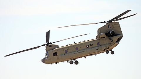 Boeing-Helikopter vom Typ CH-47 Chinook während eines Flugs auf der Internationalen Luft- und Raumfahrtausstellung ILA im Juni vergangenen Jahres.