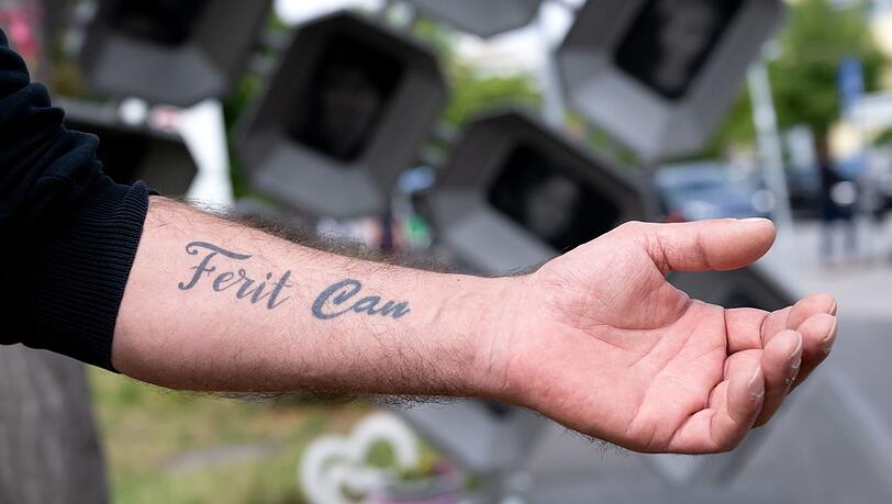 Der Vater Hasan hat sich die Namen des get&ouml;teten Can und dessen &auml;lterem Bruder Ferit auf seinen Arm t&auml;towieren lassen.