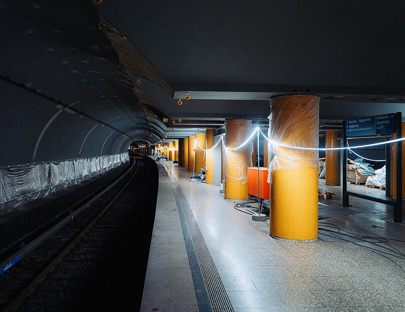 Die Wände im U-Bahnhof Poccistraße haben jetzt die Farbe „Betongrau“. Später werden noch über 20 neue Stahlträger eingezogen. Die gelben Säulen bleiben. Die Wände im U-Bahnhof Poccistraße haben jetzt die Farbe „Betongrau“. Später werden noch über 20 neue Stahlträger eingezogen. Die gelben Säulen bleiben.