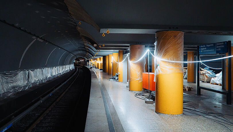 Die Wände im U-Bahnhof Poccistraße haben jetzt die Farbe „Betongrau“. Später werden noch über 20 neue Stahlträger eingezogen. Die gelben Säulen bleiben. Die Wände im U-Bahnhof Poccistraße haben jetzt die Farbe „Betongrau“. Später werden noch über 20 neue Stahlträger eingezogen. Die gelben Säulen bleiben.