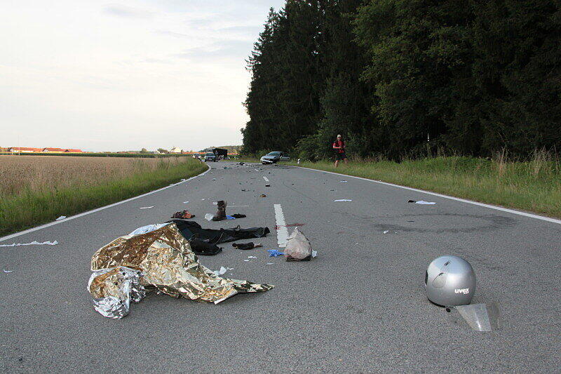 Bei dem Unfall wurde das Vorderrad des Motorrads einfach abgerissen: Bei Taufkirchen sind vier Menschen schwer verletzt worden. Die Bilder