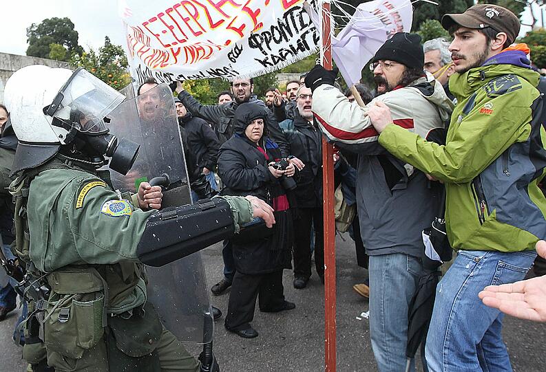Am Rande einer Demonstration von rund 10 000
Menschen gegen das harte Sparprogramm der griechischen Regierung ist
es am Dienstag in Athen zu kleineren Zwischenfällen gekommen.
