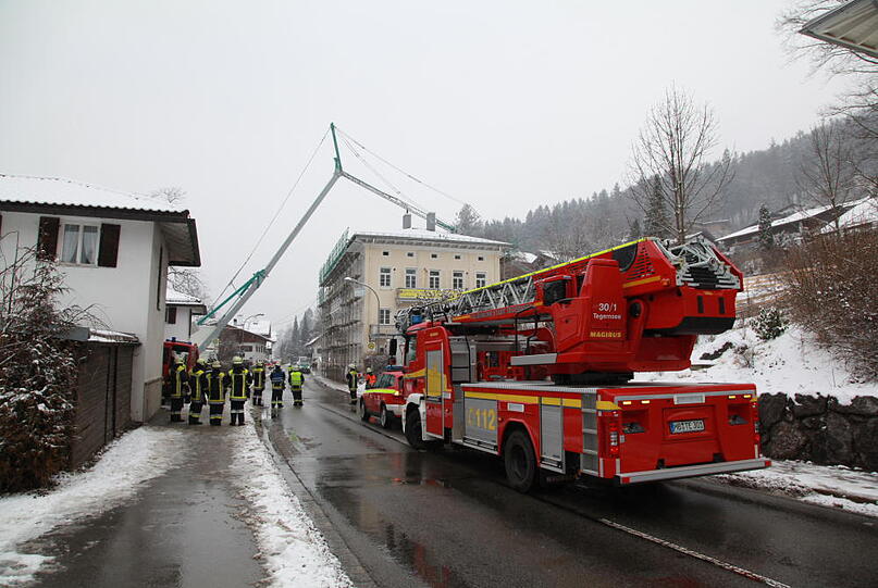 Weitere Bilder des umgestürzten Baukrans in Tegernsee