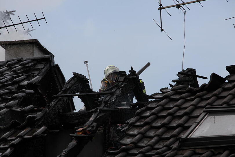 Rauchschwaden in Eiselfing: Ein Wohnhaus steht in Flammen.