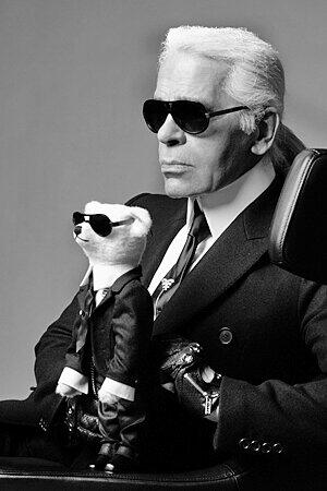 Wer ist das Original? Für die Tradtionsfirma Steiff entwarf der Mode-Papst einen Mini-Lagerfeld-Teddybären.