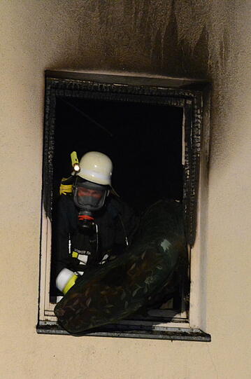 Zum Vollbrand eines Wohnhauses wurden die Feuerwehren aus Vilsbiburg, Seyboldsdorf, Aich und Bonbruck in der Nacht von Freitag auf Samstag kurz vor ein Uhr alarmiert.