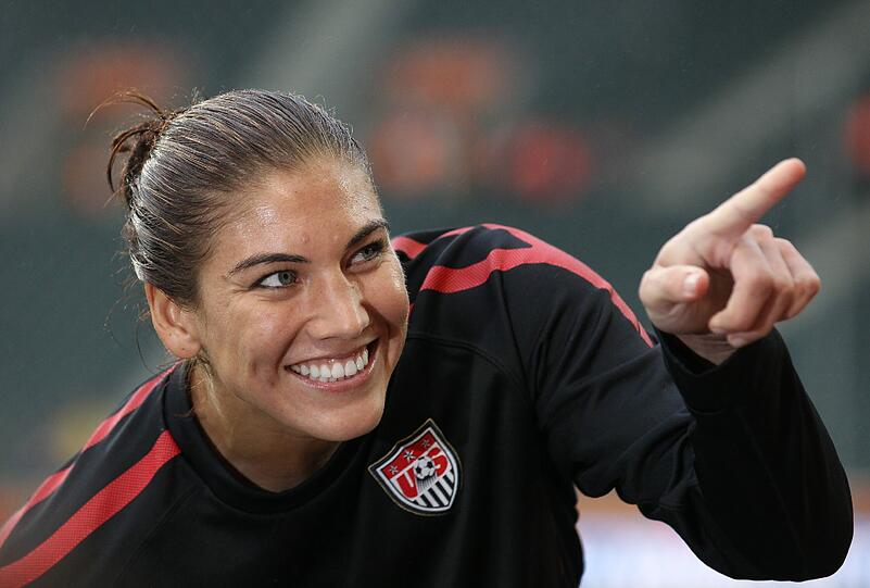 Die schönste Entdeckung der Frauen-WM: Hope Solo. Das Leben der USA-Torfrau soll jetzt sogar verfilmt werden. Ihre schönsten Bilder gibt's hier bei uns.