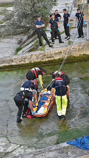 Einsatzkräfte der Feuerwehr brachten die verletzte Frau mit einer Trage ans Ufer.