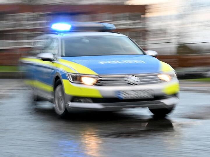 Ein Streifenwagen mit eingeschaltetem Blaulicht fährt über eine Straße. Foto: Carsten Rehder/dpa/Symbolbild