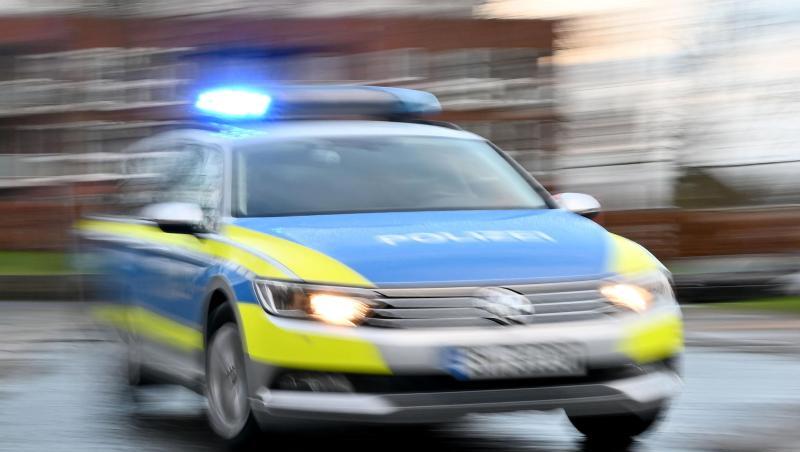Ein Streifenwagen mit eingeschaltetem Blaulicht fährt über eine Straße. Foto: Carsten Rehder/dpa/Symbolbild Ein Streifenwagen mit eingeschaltetem Blaulicht fährt über eine Straße. Foto: Carsten Rehder/dpa/Symbolbild