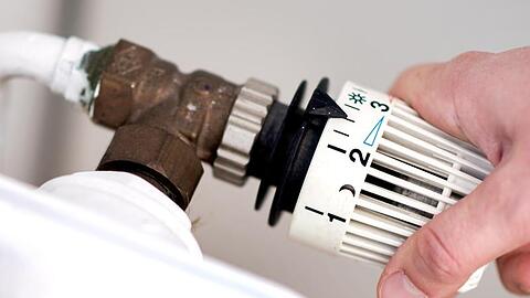 Thermostat an einer Heizung. Das Vergleichsportal Verivox spricht von dem größten Anstieg der Energiepreise seit zehn Jahren.