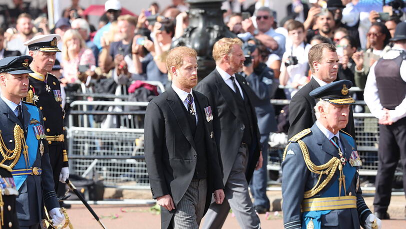 Prinz William, Prinz Harry und König Charles laufen direkt hinter dem Sarg der Queen Prinz William, Prinz Harry und König Charles laufen direkt hinter dem Sarg der Queen