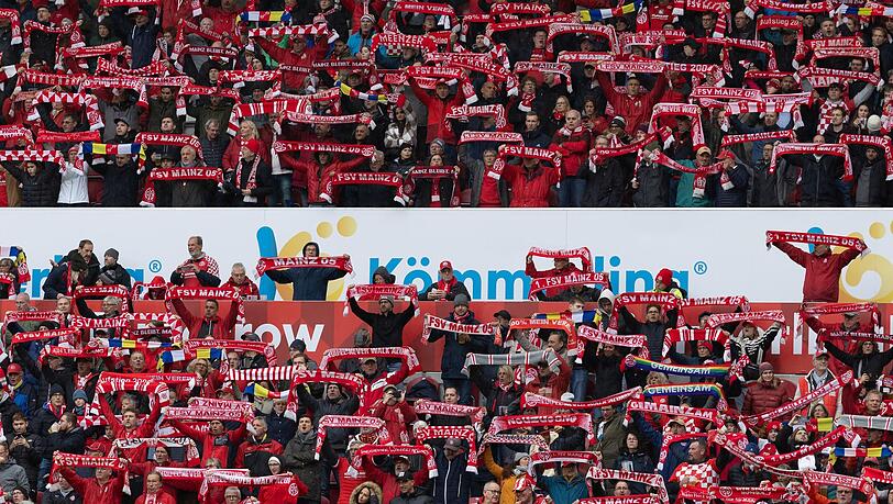 Mainzer Zuschauer singen die Vereinshymne. Am 7. Februar wird das Spiel gegen Union Berlin nachgeholt.