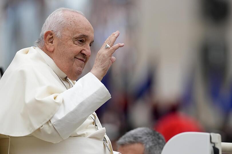 Papst Franziskus lächelt, nachdem er die Ostermesse am Ostersonntag auf dem Petersplatz im Vatikan zelebriert hat.