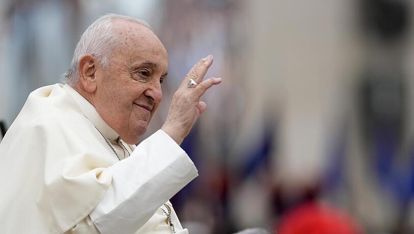 Papst Franziskus lächelt, nachdem er die Ostermesse am Ostersonntag auf dem Petersplatz im Vatikan zelebriert hat.