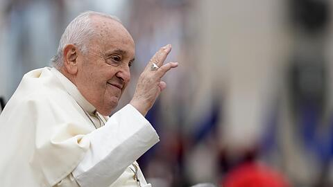 Papst Franziskus lächelt, nachdem er die Ostermesse am Ostersonntag auf dem Petersplatz im Vatikan zelebriert hat.