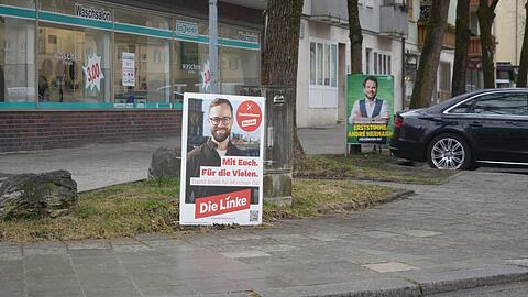Die Wahlplakate von Linken und Grünen stehen noch an der Führichstraße in Ramersdorf. Die meisten Wählerstimmen bei der Bundestagswahl hat in dieser Nachbarschaft trotzdem die AfD gewonnen.