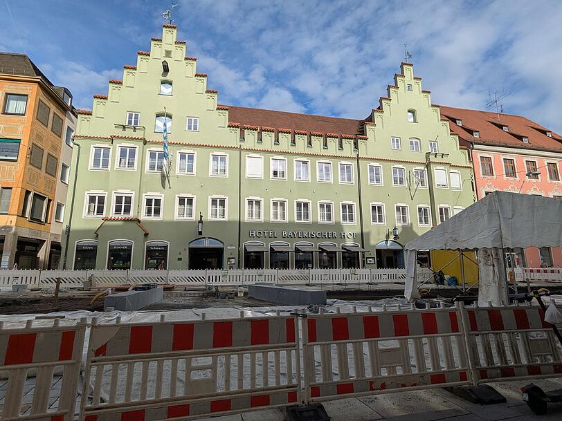 Der Bayerische Hof liegt im Herzen Freising, unweit des Rathauses - aktuell ist genau vor der Haustür eine große Baustelle. Der Bayerische Hof liegt im Herzen Freising, unweit des Rathauses - aktuell ist genau vor der Haustür eine große Baustelle.