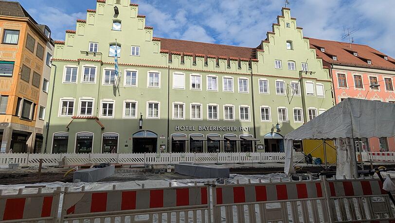 Der Bayerische Hof liegt im Herzen Freising, unweit des Rathauses - aktuell ist genau vor der Haustür eine große Baustelle. Der Bayerische Hof liegt im Herzen Freising, unweit des Rathauses - aktuell ist genau vor der Haustür eine große Baustelle.
