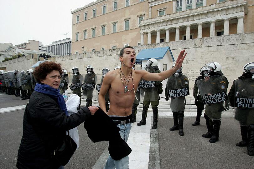 Brennende Geschäfte und Dutzende Verletzte: Stundenlange Krawalle begleiten in Athen die entscheidende Parlamentsdebatte. Immer wieder kam es jüngst zu Ausschreitungen. Die Bilder der vergangenen Tage aus Athen.