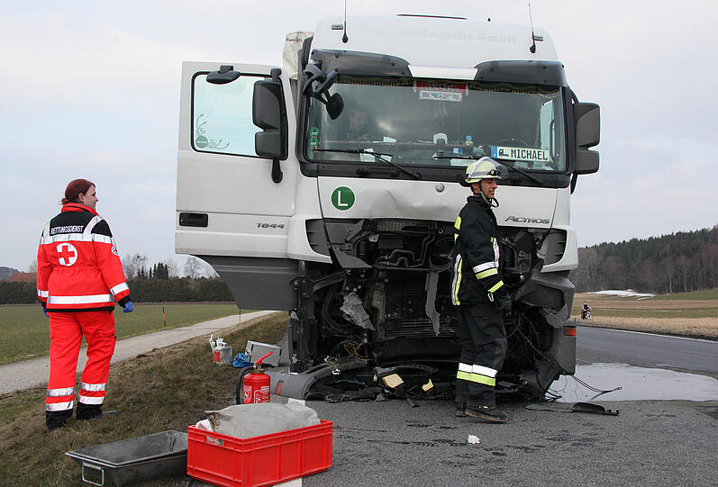 Schrecklicher Unfall auf der B12: Ein Auto fährt frontal auf einen entgegenkommenden Lkw und wird 30 Meter weit zurückgeschleudert. Der eingeklemmte Fahrer stirbt noch vor Ort.
