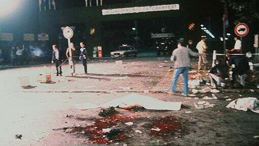 Das Archivbild vom 26.09.1980 zeigt mit Tüchern zugedeckte Todesopfer neben Blutlachen am Tatort des nächtlichen Bomben-Anschlages auf dem Münchner Oktoberfest. Das Archivbild vom 26.09.1980 zeigt mit Tüchern zugedeckte Todesopfer neben Blutlachen am Tatort des nächtlichen Bomben-Anschlages auf dem Münchner Oktoberfest.