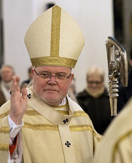 Kardinal Reinhard Marx schreitet während des katholischen Gottesdienstes zum Gründonnerstag in der Frauenkirche durch die Kirche. Die Messfeier erinnert an die Einsetzung der Eucharistie beim letzten Abendmahl.