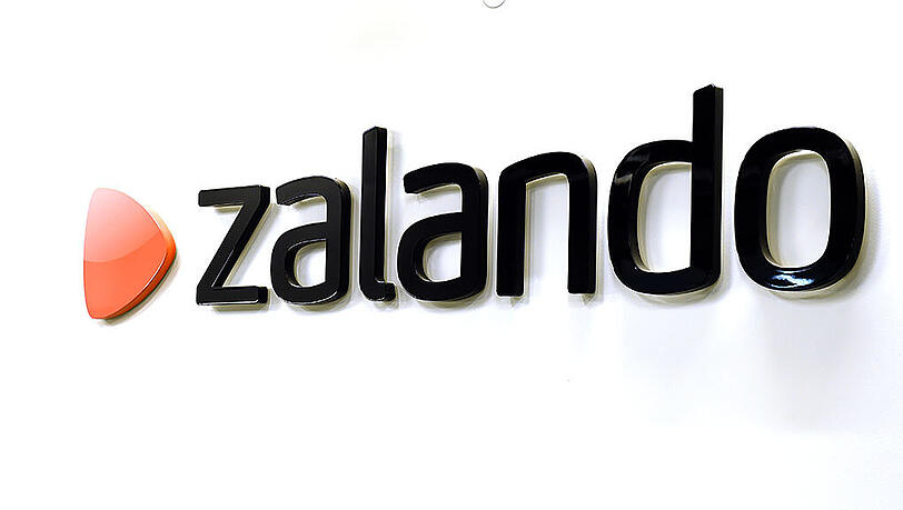 Der Zalando-Umsatz wuchs nach vorläufigen Berechnungen um 33 bis 35 Prozent auf 727 Millionen bis 738 Millionen Euro, wie das Unternehmen mitteilte. Der Zalando-Umsatz wuchs nach vorläufigen Berechnungen um 33 bis 35 Prozent auf 727 Millionen bis 738 Millionen Euro, wie das Unternehmen mitteilte.