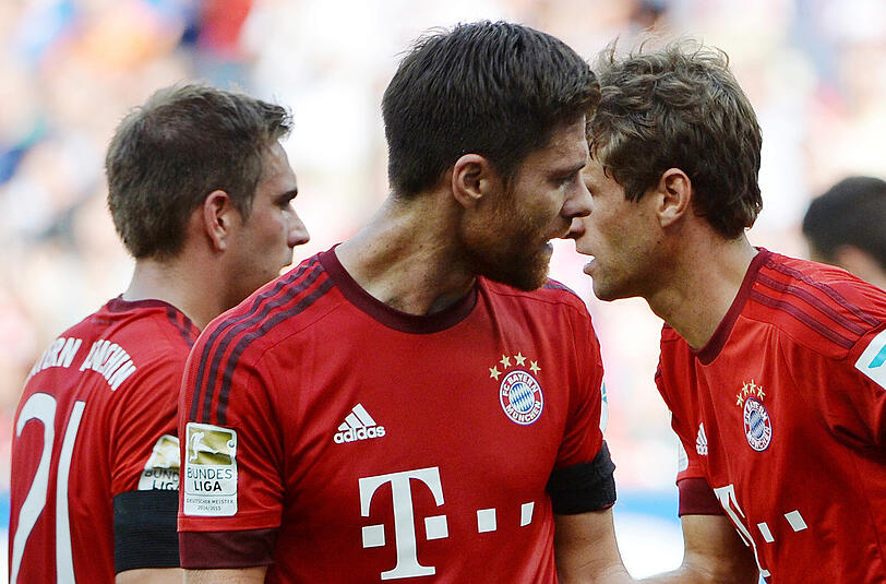 XABI ALONSO - NOTE 2 - Alleiniger Sechser. Zentraler Aufbauspieler mit schönem, weiten Schlag auf Linksaußen zu Costa, dessen Schuss dann Müller zweitverwertete. Nach dem Aus von Benatia und der Gelb-Roten Karte von Boateng am Ende Chef der Dreierkette, auch mal was Neues. Hatte Alonso aber drauf.